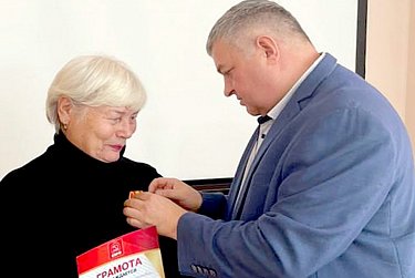 Парламентарии вручили благодарности врачам